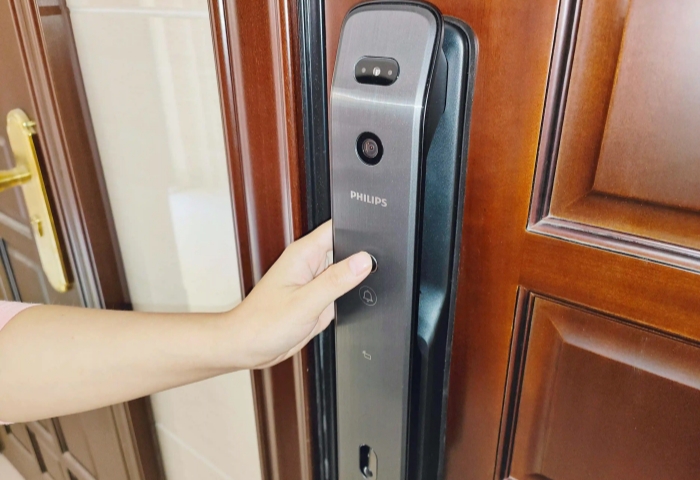  老房裝修必看！室外防盜門到底要不要換？